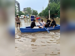 गुड़गांव में सड़क बनी नदी! तो कंपनी ने चला दी नाव, ट्रैफिक पुलिस ने काट दिया 50,000 का चालान