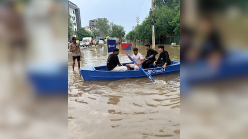 गुड़गांव में सड़क बनी नदी! तो कंपनी ने चला दी नाव, ट्रैफिक पुलिस ने काट दिया 50,000 का चालान