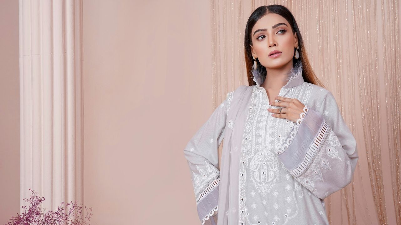 15 August पर छा जाएगा आपका स्टाइल, ऑफिस और कॉलेज के लिए बेस्ट हैं ये White Kurta Set