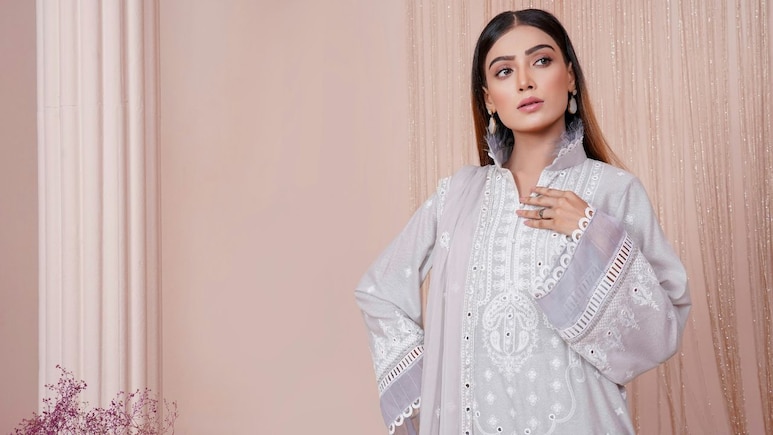 15 August पर छा जाएगा आपका स्टाइल, ऑफिस और कॉलेज के लिए बेस्ट हैं ये White Kurta Set
