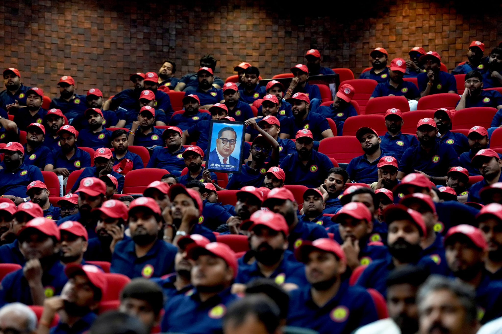 अंबेडकर की फोटो के साथ नीली ड्रेस में सपा छात्र सभा के कार्यकर्ता अंबेडकर की फोटो के साथ नीली ड्रेस में सपा छात्र सभा के कार्यकर्ता