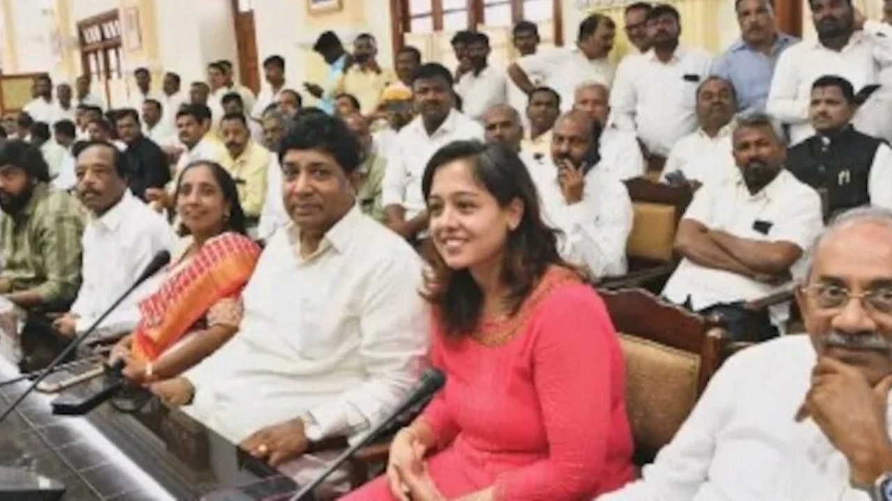 कांग्रेस MLA की भतीजी को बिना काम किए ही मिल रही थी 70 हजार सैलरी, जानें पूरा मामला