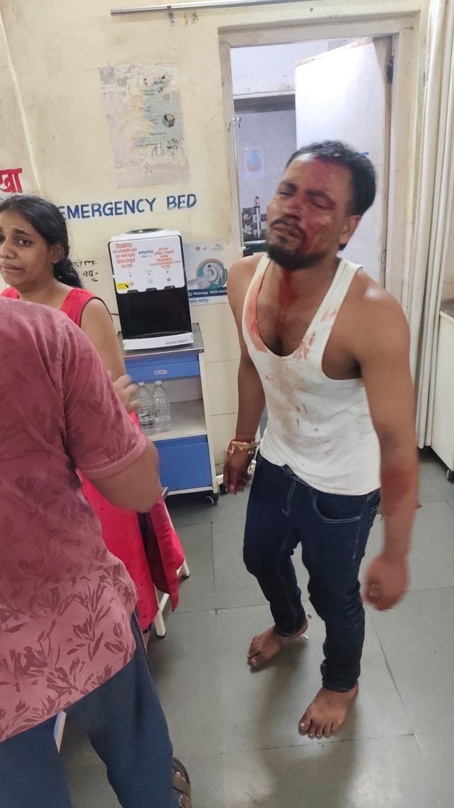 अस्पताल में रोते-बिलखते परिजन. अस्पताल में रोते-बिलखते परिजन.