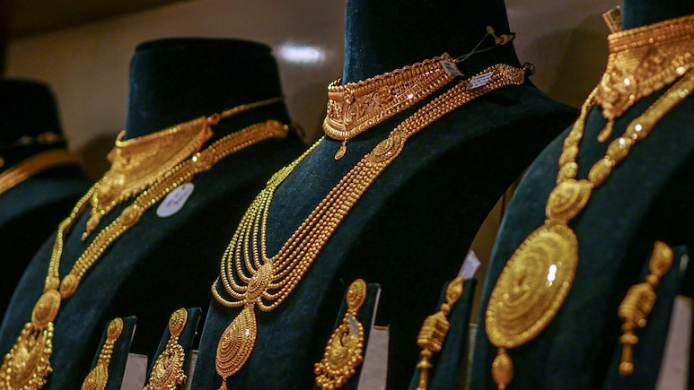 Gold's Record Rally, High Taxes Fuel India's Under-The-Counter Cash Market