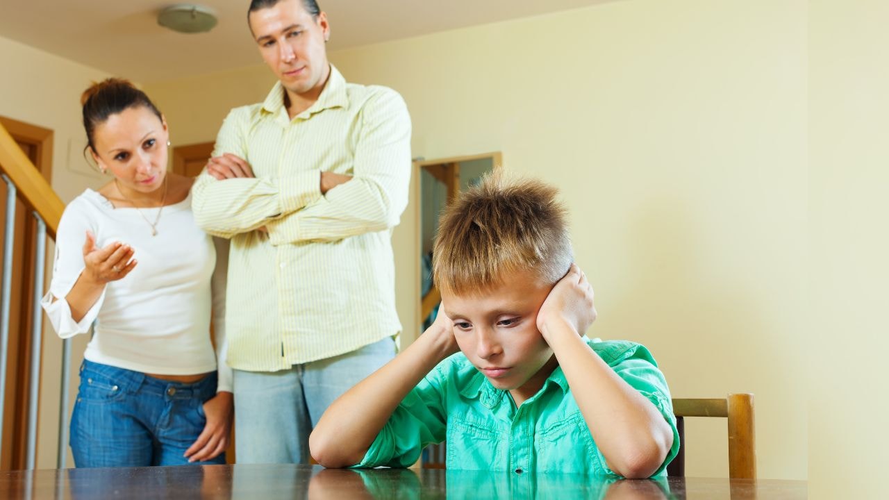 बच्चे को जिद्दी बना सकती हैं माता-पिता की ये 2 आदतें, Parenting Expert ने बताया 90% पेरेंट्स करते हैं गलती