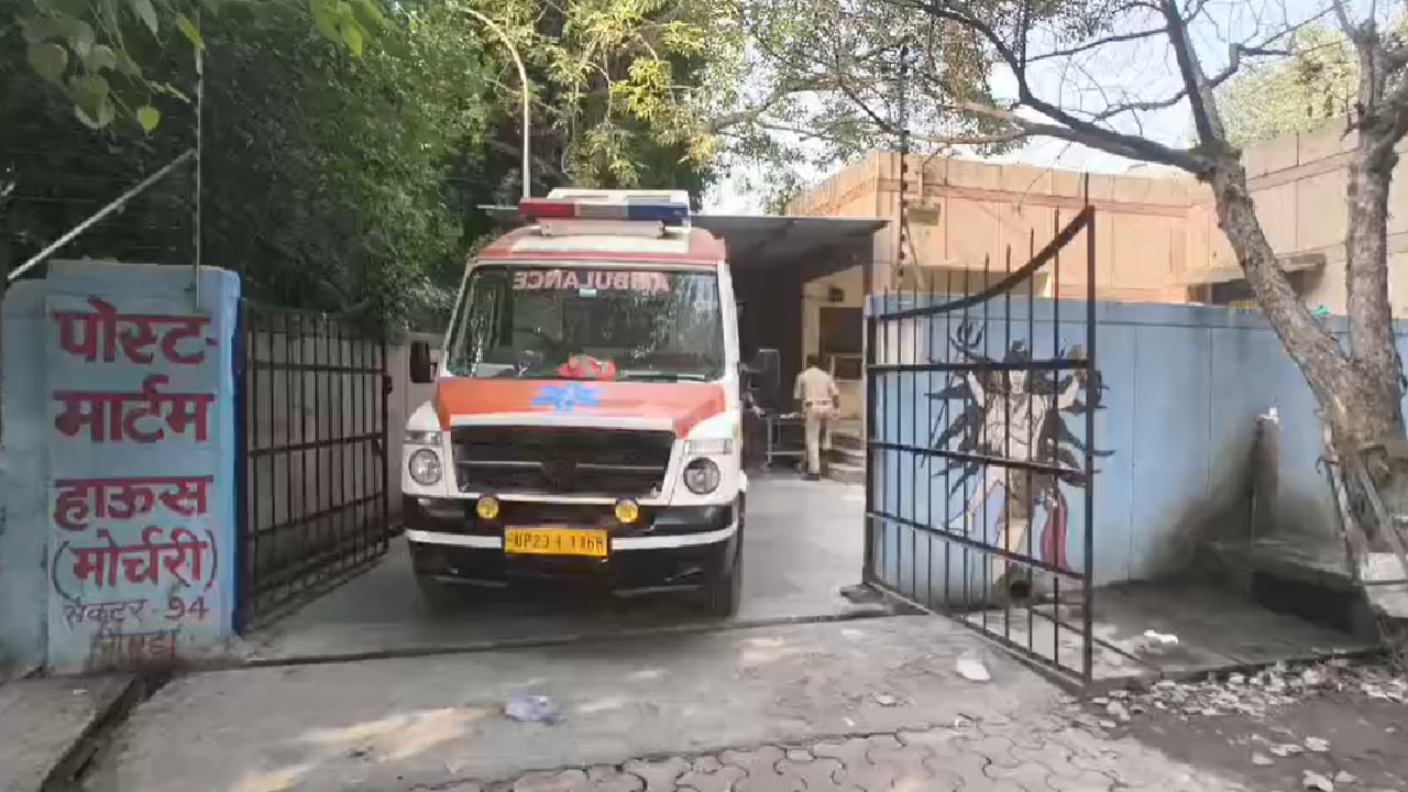 शवगृह से बाहर निकलती एंबुलेंस शवगृह से बाहर निकलती एंबुलेंस