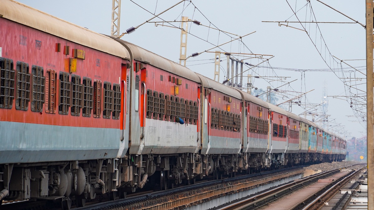 दिवाली के लिए रेल टिकट क्यों नहीं बुक कर पा रहे लोग, IRCTC पर सुबह 8 बजे से ही आ रही दिक्कत
