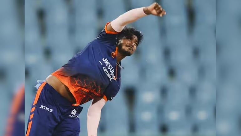 कौन है गोरखपुर के विजय यादव,  दोनों हाथों से करते हैं गेंदबाजी, UP T20 लीग में मचाया तहलका