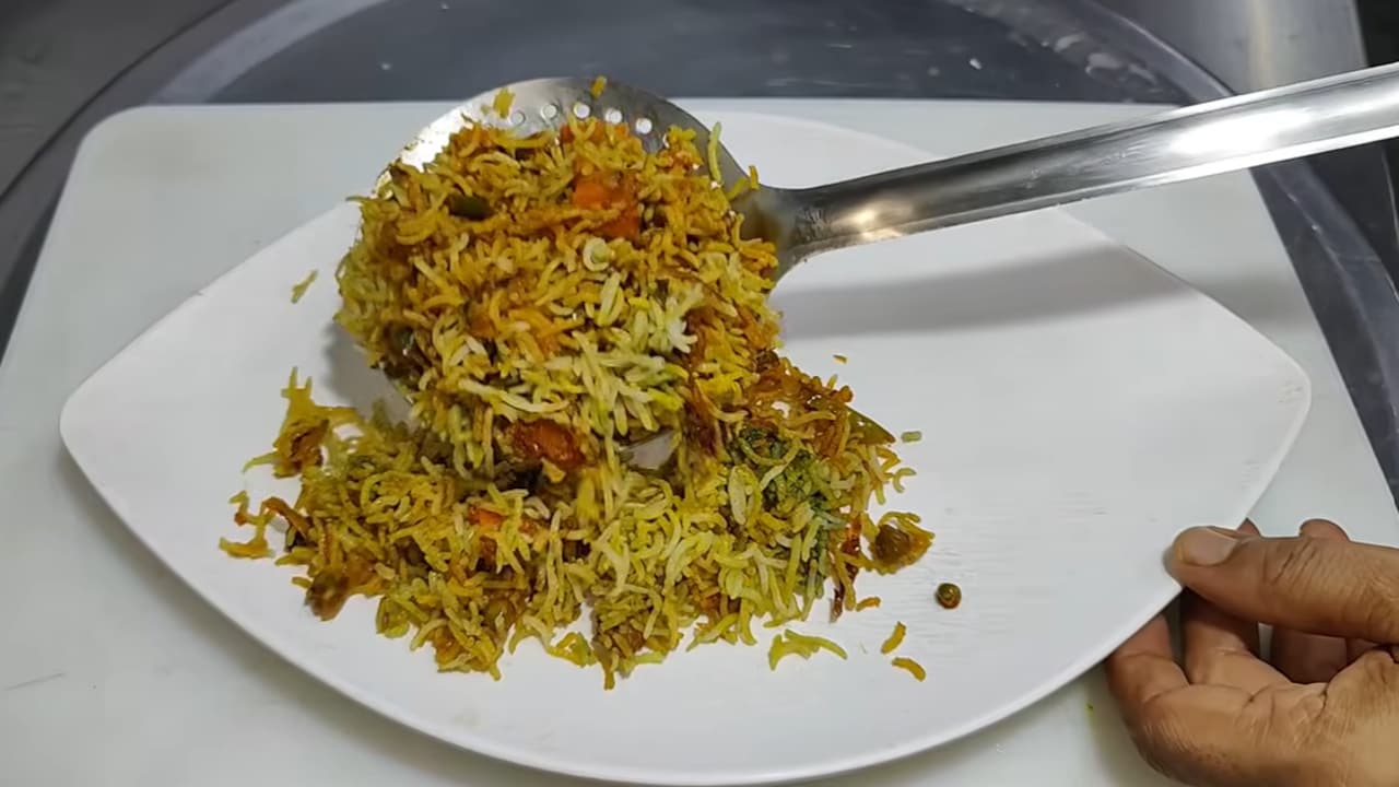 रेस्टोरेंट जैसी वेज बिरयानी अब घर पर, इस सीक्रेट डबल लेयर ट्रिक से आएगा दोगुना स्वाद