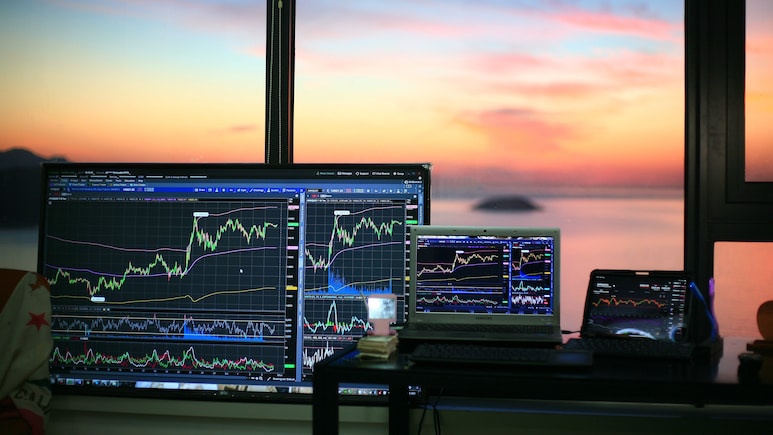 Intel, SanDisk, AMD, Western Digital Slump Up To 6% As Chips Stocks Lead Wall Street Rout
