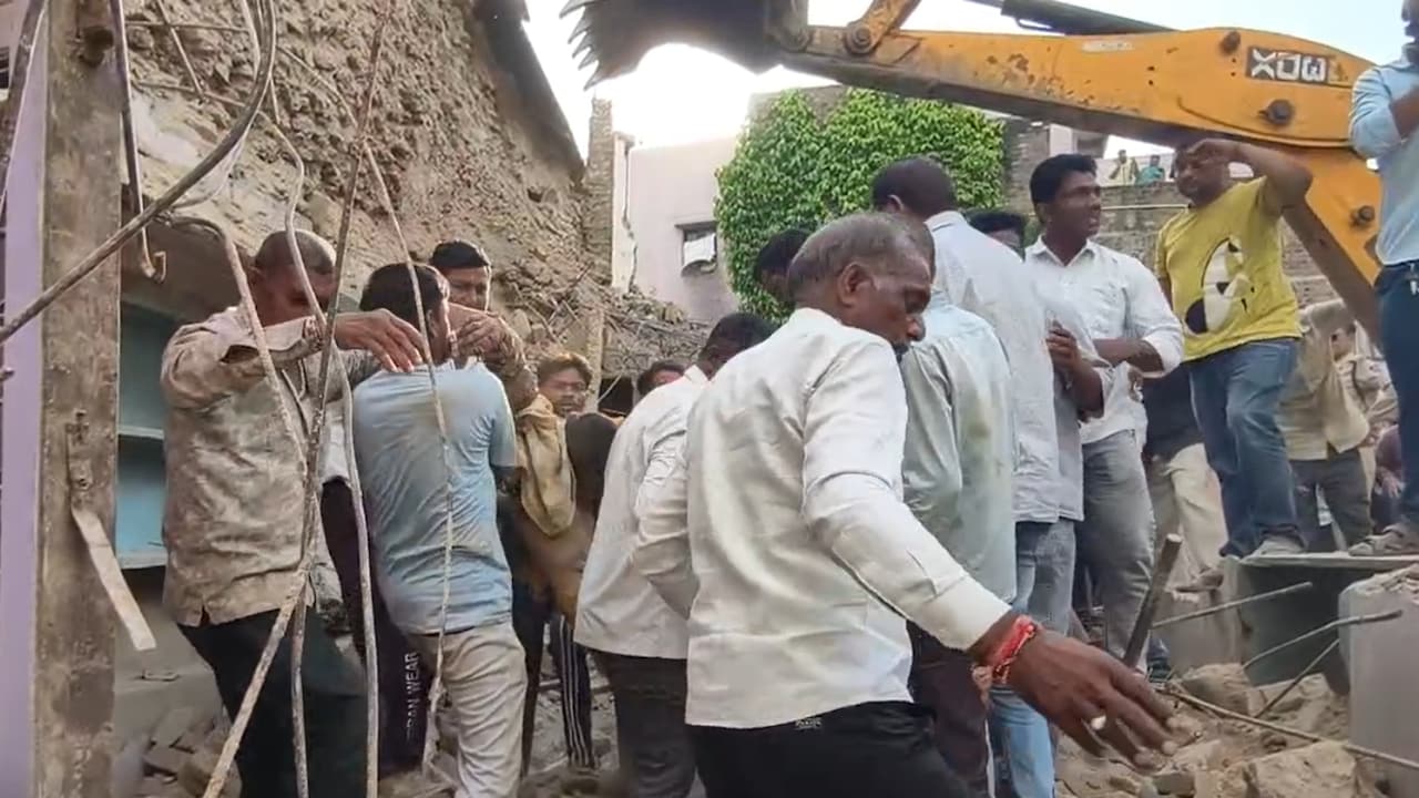 मलबे में दबे मजदूरों को बाहर निकालते लोग.