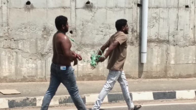 30 हजार रुपये के विवाद में युवक का अपहरण, स्कूटर से बांधकर घसीटने का VIDEO वायरल