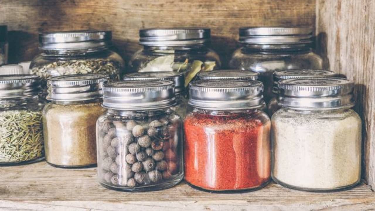 How to prevent lumpy spices in storage jars