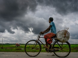 विदाई के पहले मॉनसून ने ली अंगड़ाई, दिल्ली-यूपी में छाए बादल, 18 राज्यों में आज बारिश के आसार, जानें आज का मौसम