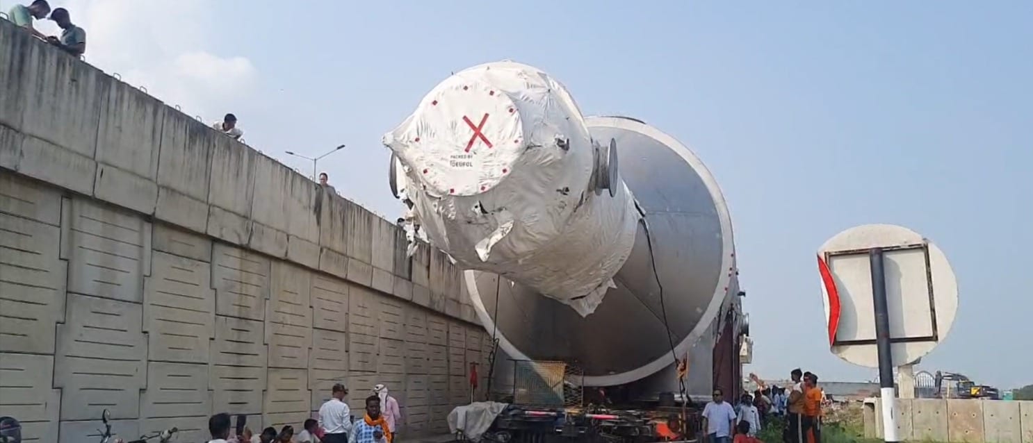 308 Wheel Truck: इस ट्रक पर लदे इंडस्ट्रियल वेसल की ऊंचाई का अंदाजा आप इस तस्वीर से लगा सकते हैं. 308 Wheel Truck: इस ट्रक पर लदे इंडस्ट्रियल वेसल की ऊंचाई का अंदाजा आप इस तस्वीर से लगा सकते हैं.