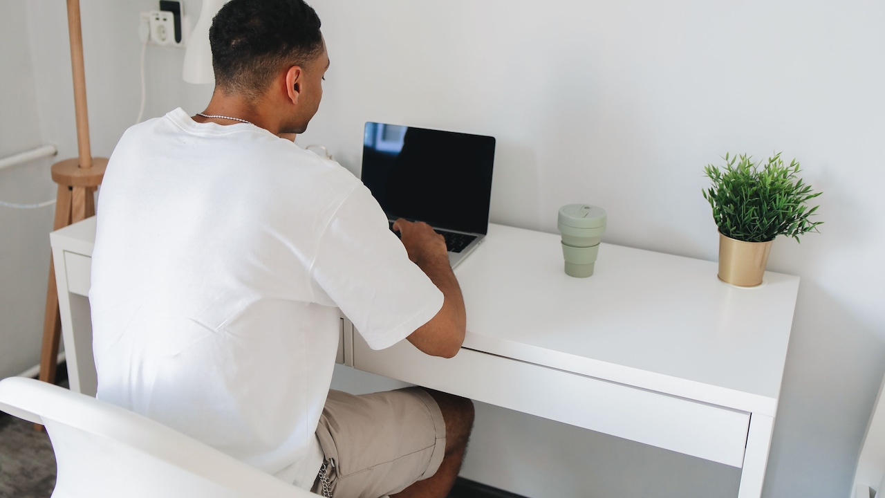 10 Reasons Small Study Tables Feel Cramped And How To Maximise Desk Space
