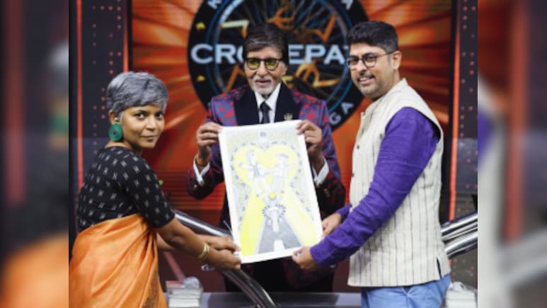 Amitabh Bachchan Receives Fan-Made Madhubani Poster Of <i>Sholay</i> On <i>Kaun Banega Crorepati</i> Set. Pic Courtesy, Varun Grover