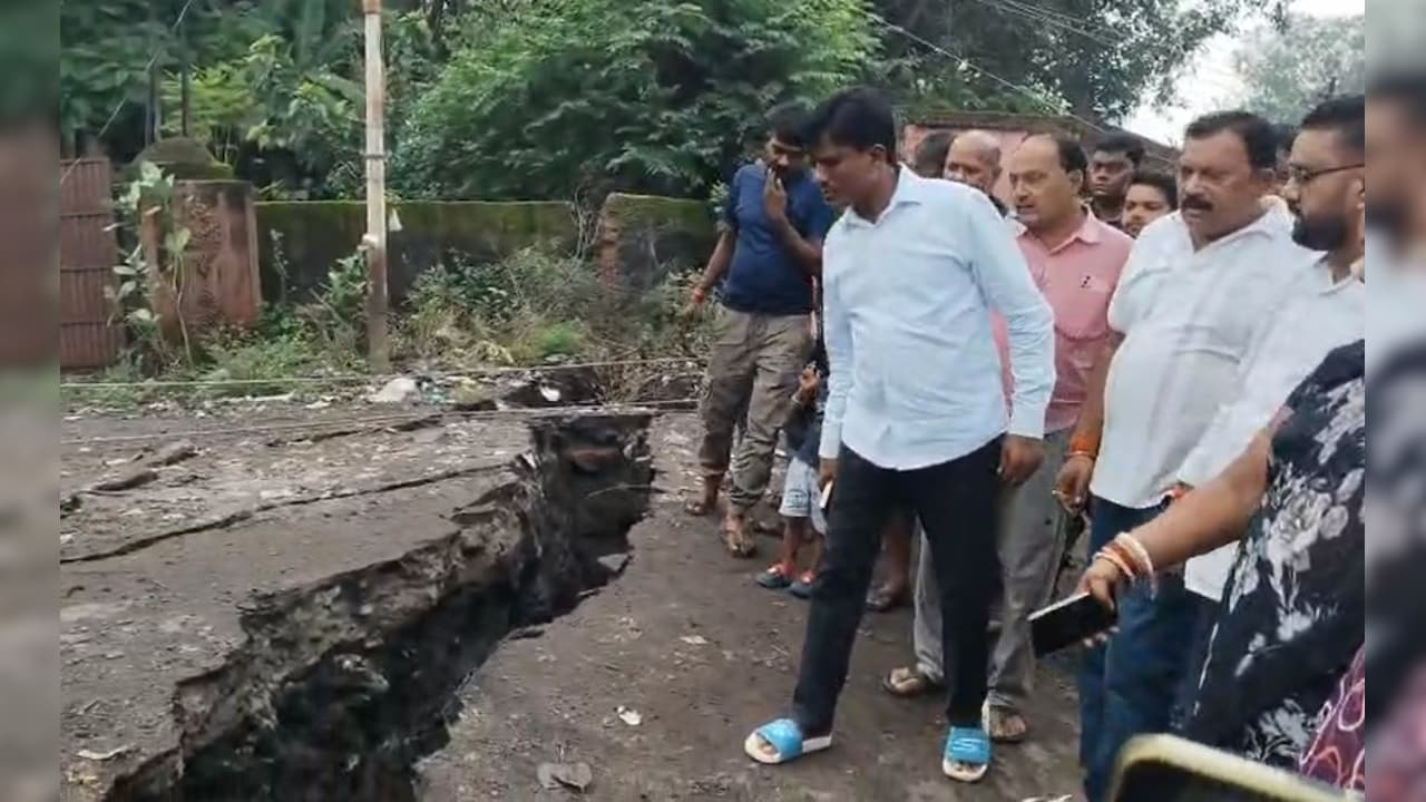 धनबाद कोयलांचल में धंसी जमीन, एक बच्चे की मौत, 5 मलबे में दबे; अवैध खनन के खिलाफ फूटा लोगों का गुस्सा