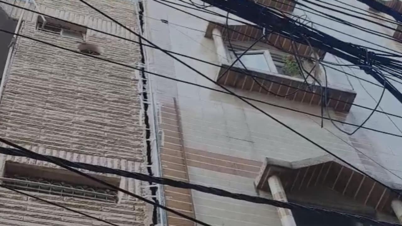 दिल्ली के गांधी नगर में चार मंजिला बिल्डिंग के झुकने से मचा हड़कंप