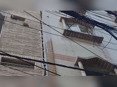 दिल्ली के गांधी नगर में चार मंजिला बिल्डिंग के झुकने से मचा हड़कंप