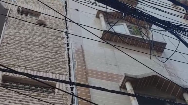 दिल्ली के गांधी नगर में चार मंजिला बिल्डिंग के झुकने से मचा हड़कंप