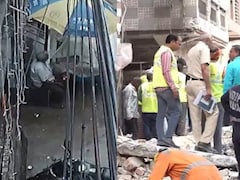 दिल्ली में इमारत हादसे का CCTV आया सामने, देखिए कैसे ताश के पत्तों की तरह गिरी बिल्डिंग