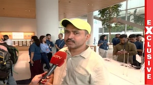 पंजाब से नोएडा आया, सुबह 6 बजे से लगा लाइन में... इस बंदे ने ऐसे खरीदा भारत का पहला iPhone 18 Pro Max