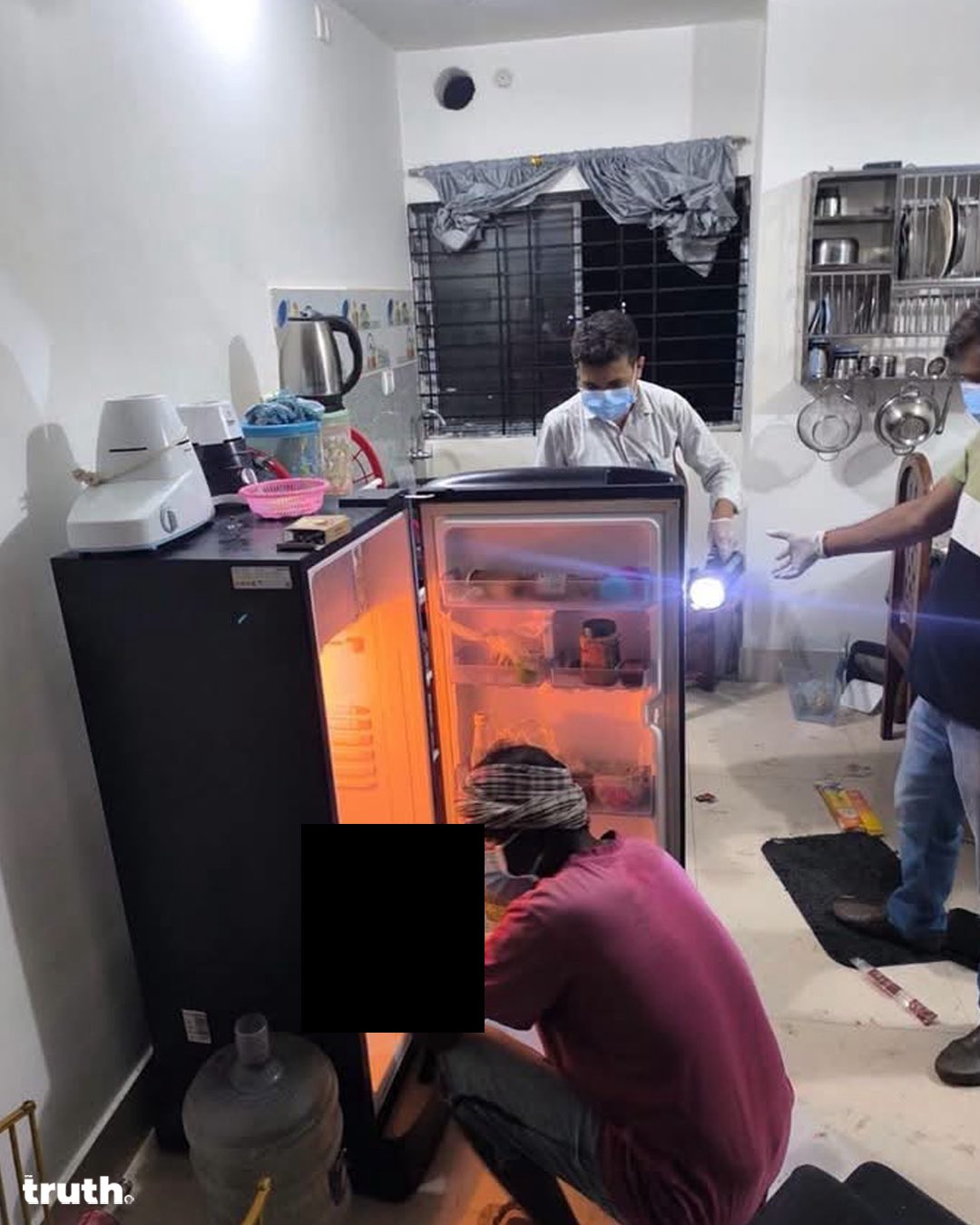 वो फ्रिज जिससे रिया का कटा हुआ सिर बरामद हुआ.