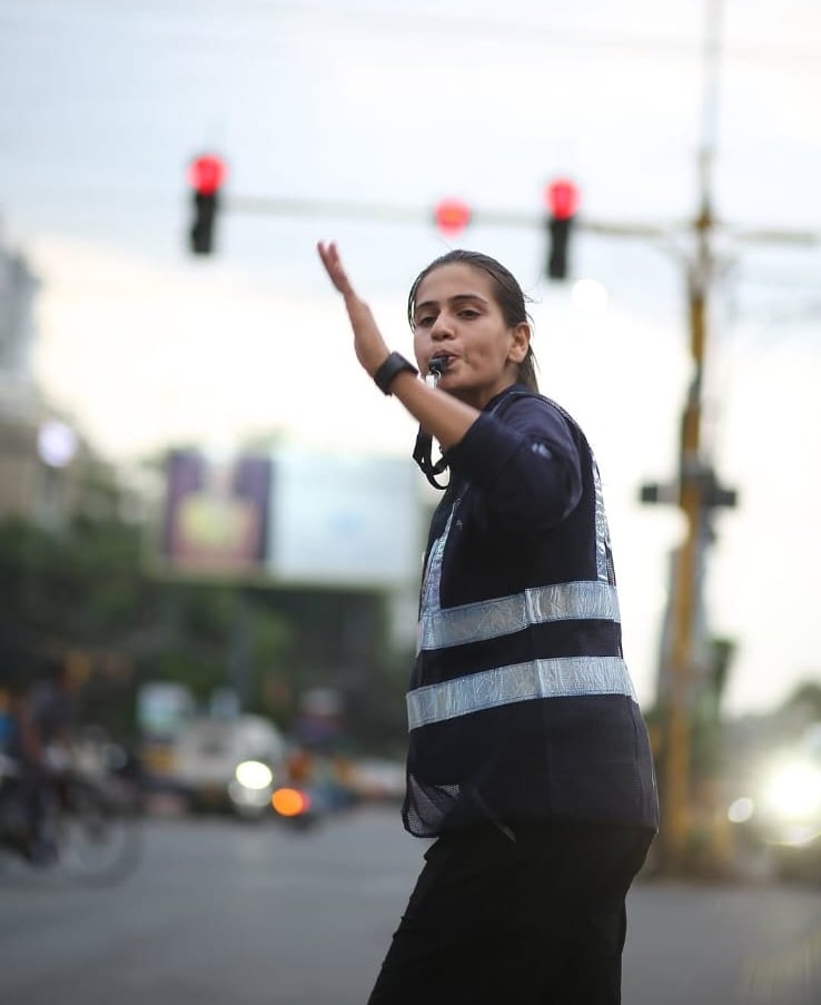 Indore Traffic Girl Shubhi Jain: ट्रैफिक नियमों को लेकर लोगों को करती हैं जागरूक