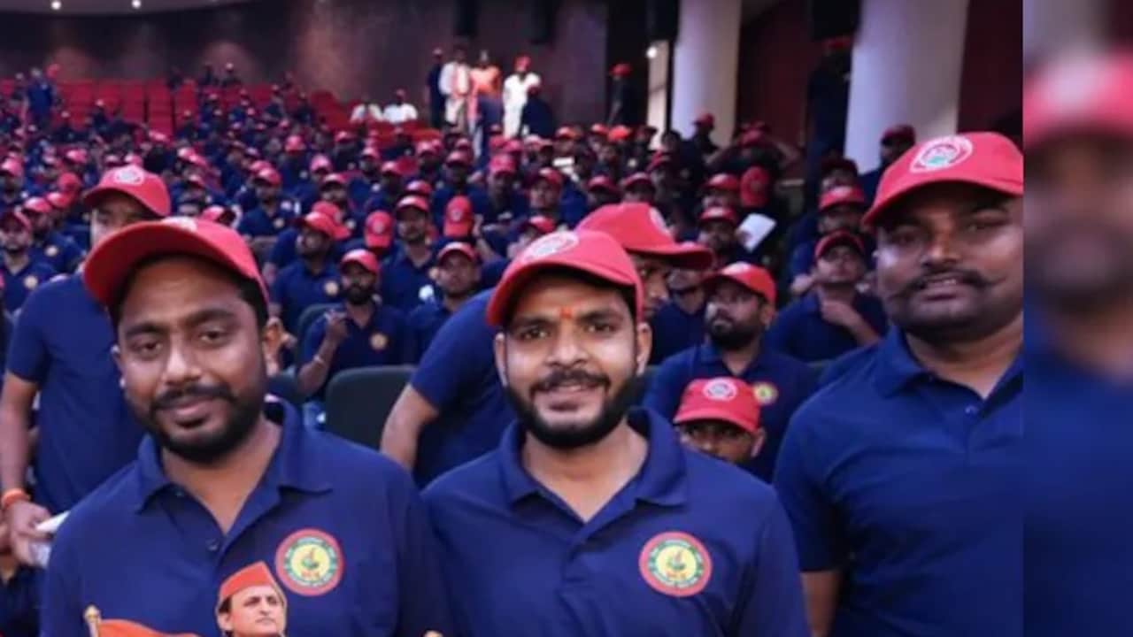 'लाल टोपी' वाले अखिलेश ने क्यों पहना दी 'नीली' टी-शर्ट ? PDA के पीछे छिपा है ये बड़ा सियासी संदेश