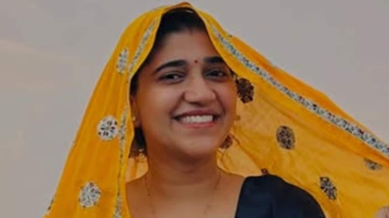IES पूजा मीणा की पीली लूगड़ी में तस्वीरें वायरल, क्या देखा आपने उनका यह देसी लुक?