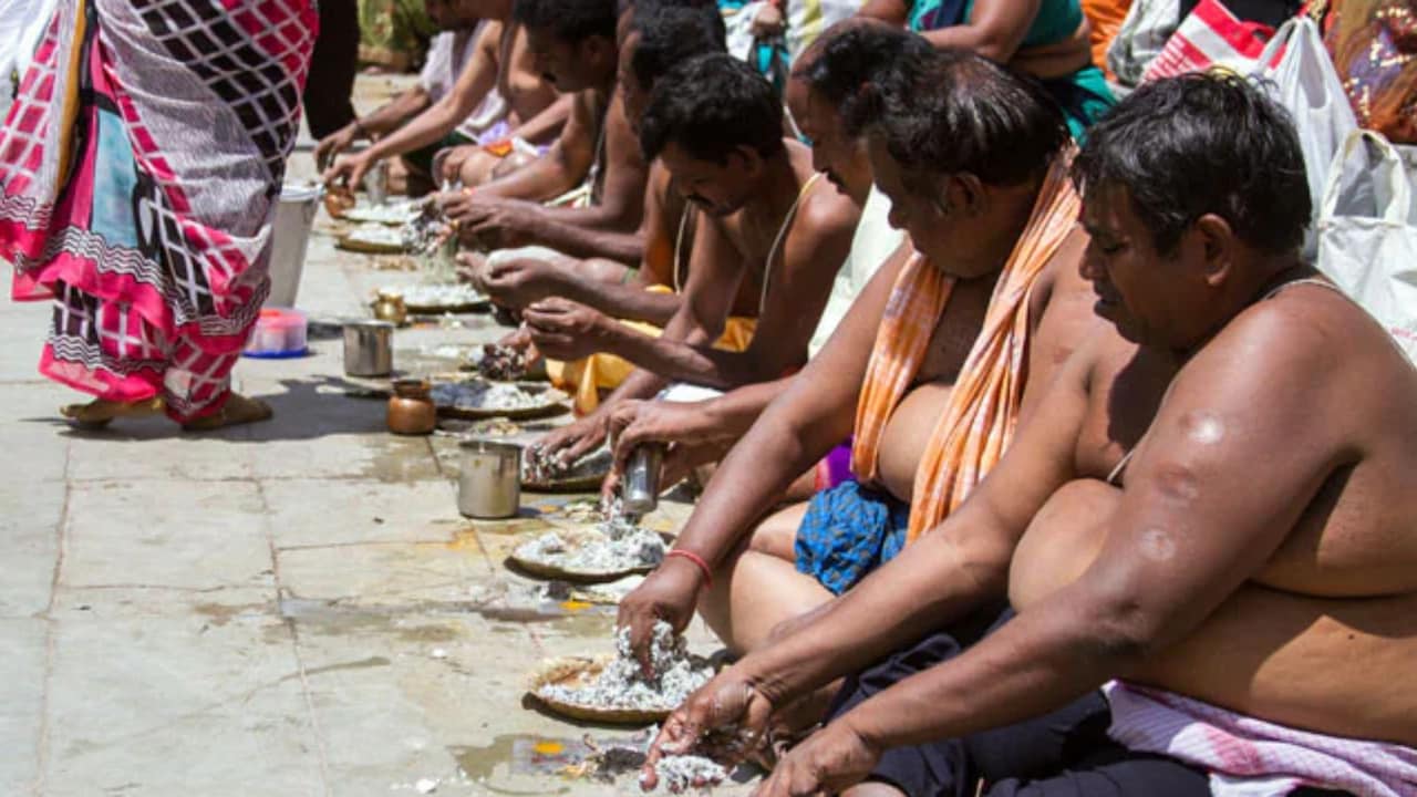 घर से दूर हैं तो कैसे करें श्राद्ध? इन उपायों से मिलेगी पितरों की कृपा