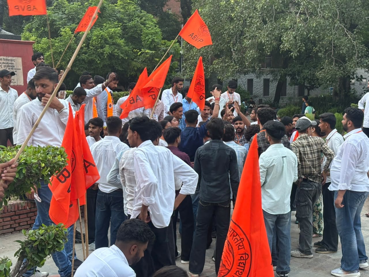 चुनाव के लिए प्रचार करते ABVP के कार्यकर्ता. चुनाव के लिए प्रचार करते ABVP के कार्यकर्ता.