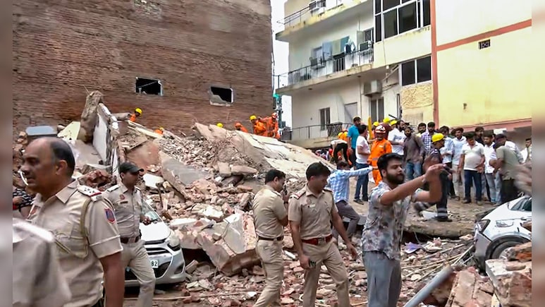 Delhi Building Collapse: 'MCD में ट्रांसफर रेट 1.25 करोड़, तो ये सब रुकने वाला नहीं'; सत्य निकेतन हादसे पर किसने क्या कहा?
