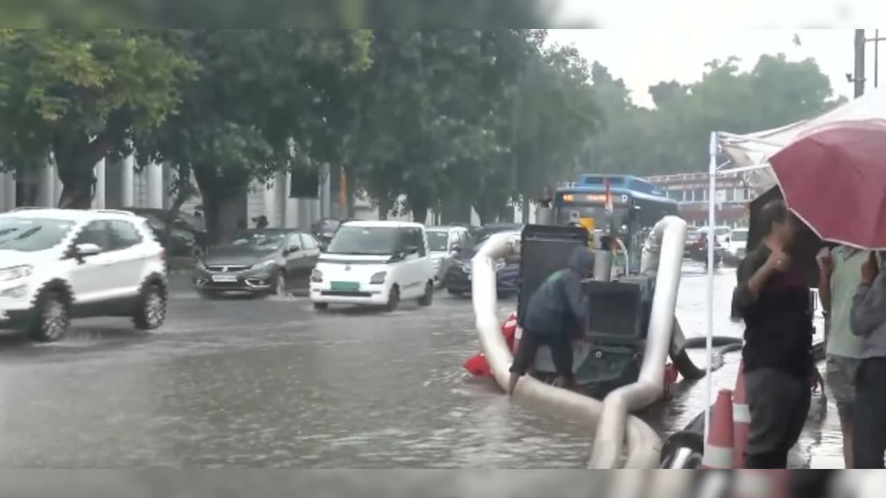 लुटियंस दिल्ली से लेकर गुरुग्राम तक हाहाकार! मूसलाधार बारिश और VVIP रिहर्सल के बीच ये रास्ते हुए बंद