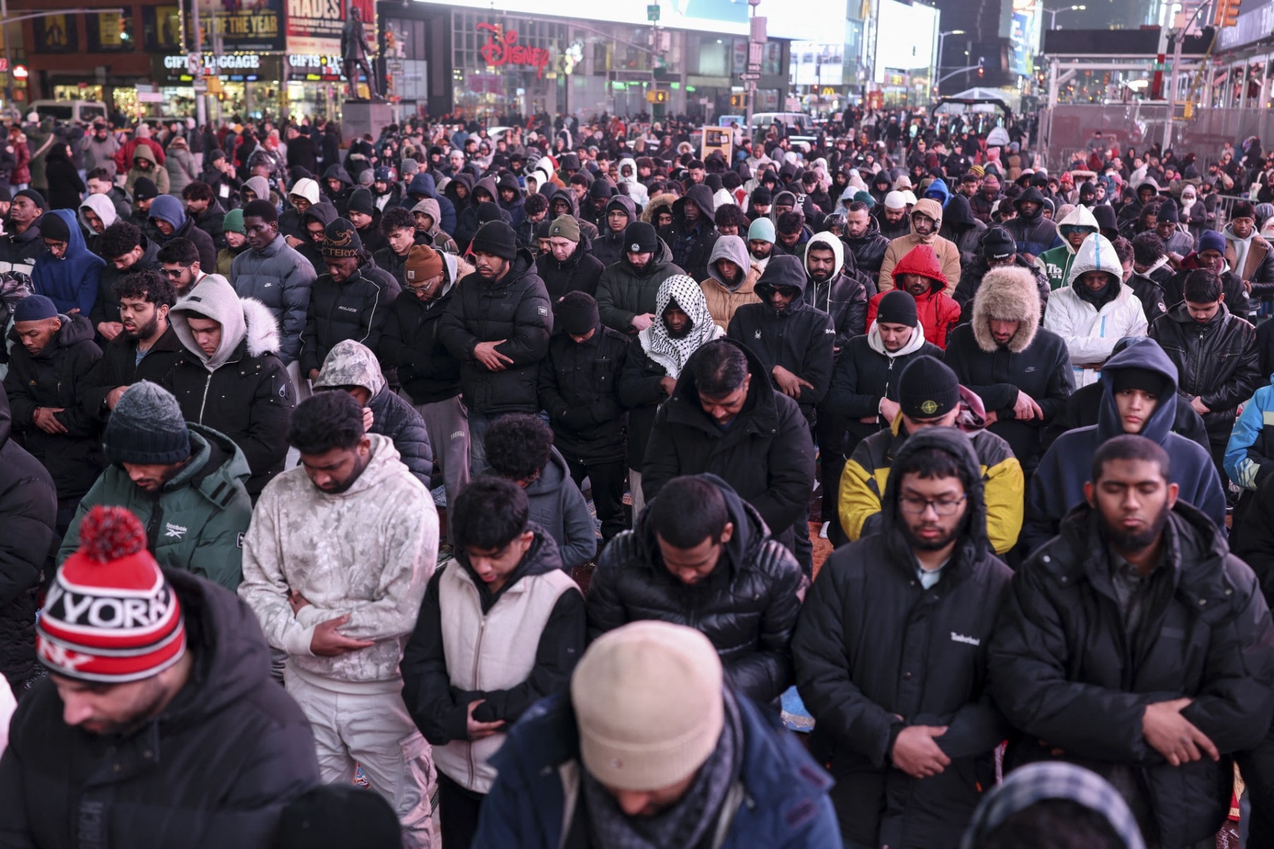 20 फरवरी, 2026 को न्यूयॉर्क शहर के टाइम्स स्क्वायर में रमजान के दौरान मुस्लिम समुदाय के लोग तरावीह की नमाज में शामिल हुए