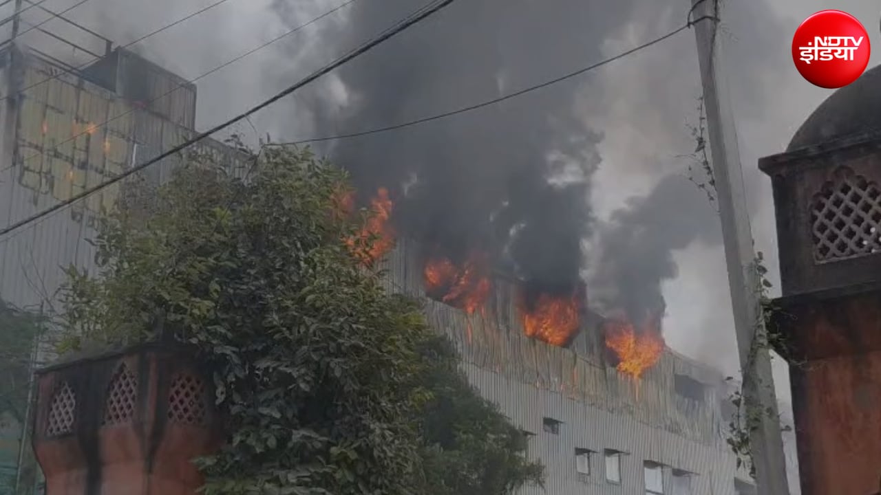 मुरादाबाद की RH इंटरनेशनल फैक्ट्री में लगी भीषण आग, इलाके में मचा हड़कंप, दूर से दिख रही लपटे