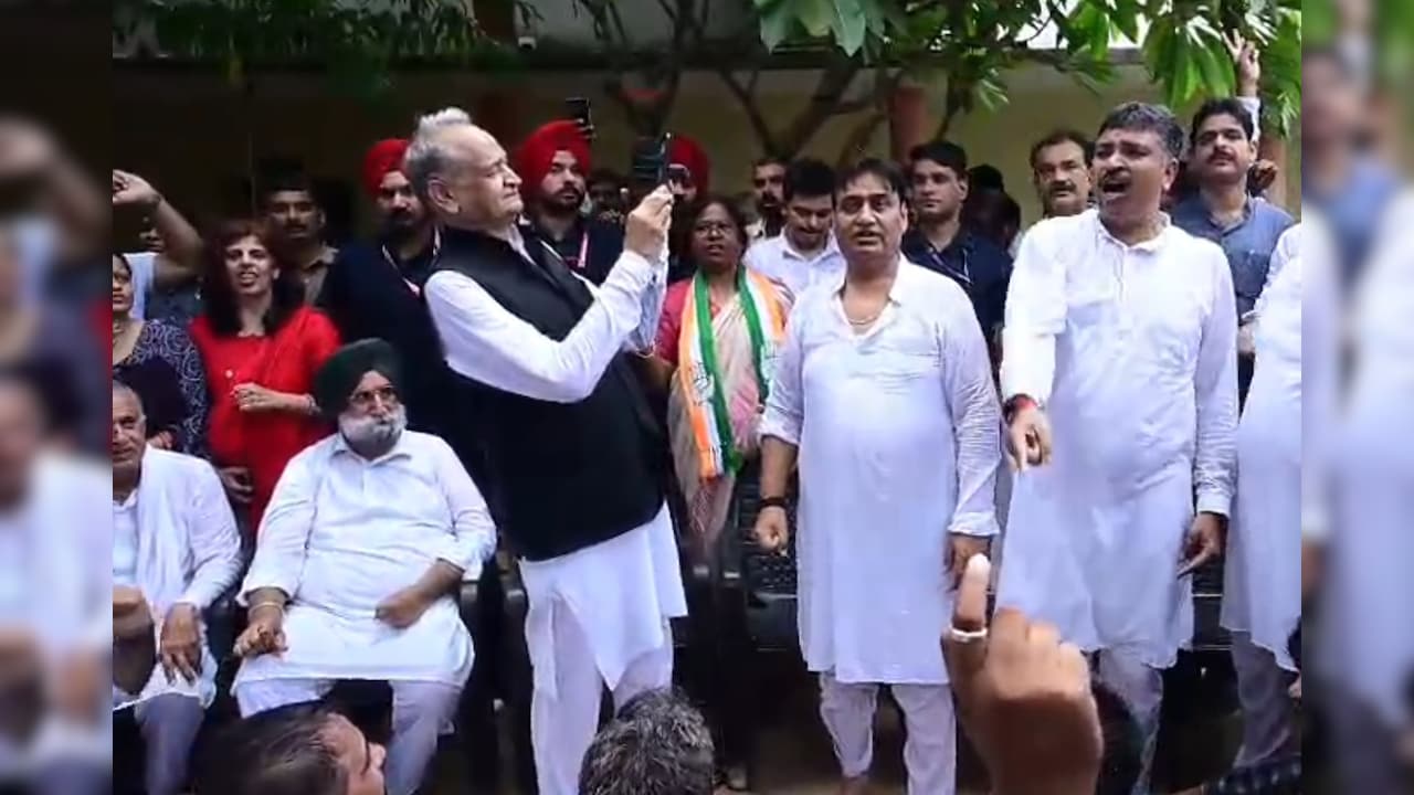 जब गहलोत बने कैमरामैन! कार्यकर्ताओं की नारेबाजी का खुद बनाने लगे वीडियो
