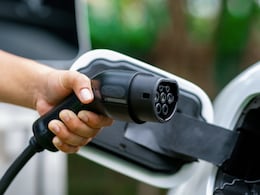 सिर चढ़कर बोल रहा EV का जादू, बन कई रिकॉर्ड, PM E-DRIVE योजना से सेक्टर ने पकड़ी रफ्तार