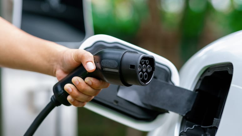 सिर चढ़कर बोल रहा EV का जादू, बन कई रिकॉर्ड, PM E-DRIVE योजना से सेक्टर ने पकड़ी रफ्तार
