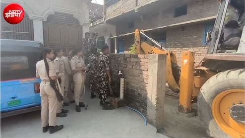 सरेंडर करो नहीं तो कार्रवाई होगी तेज! वैशाली में हत्याकांड के फरार आरोपियों के घर पर चला बुलडोजर