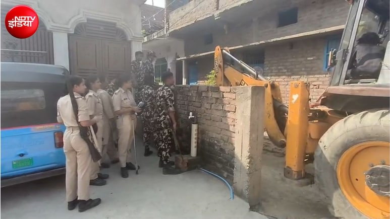 सरेंडर करो नहीं तो कार्रवाई होगी तेज! वैशाली में हत्याकांड के फरार आरोपियों के घर पर चला बुलडोजर