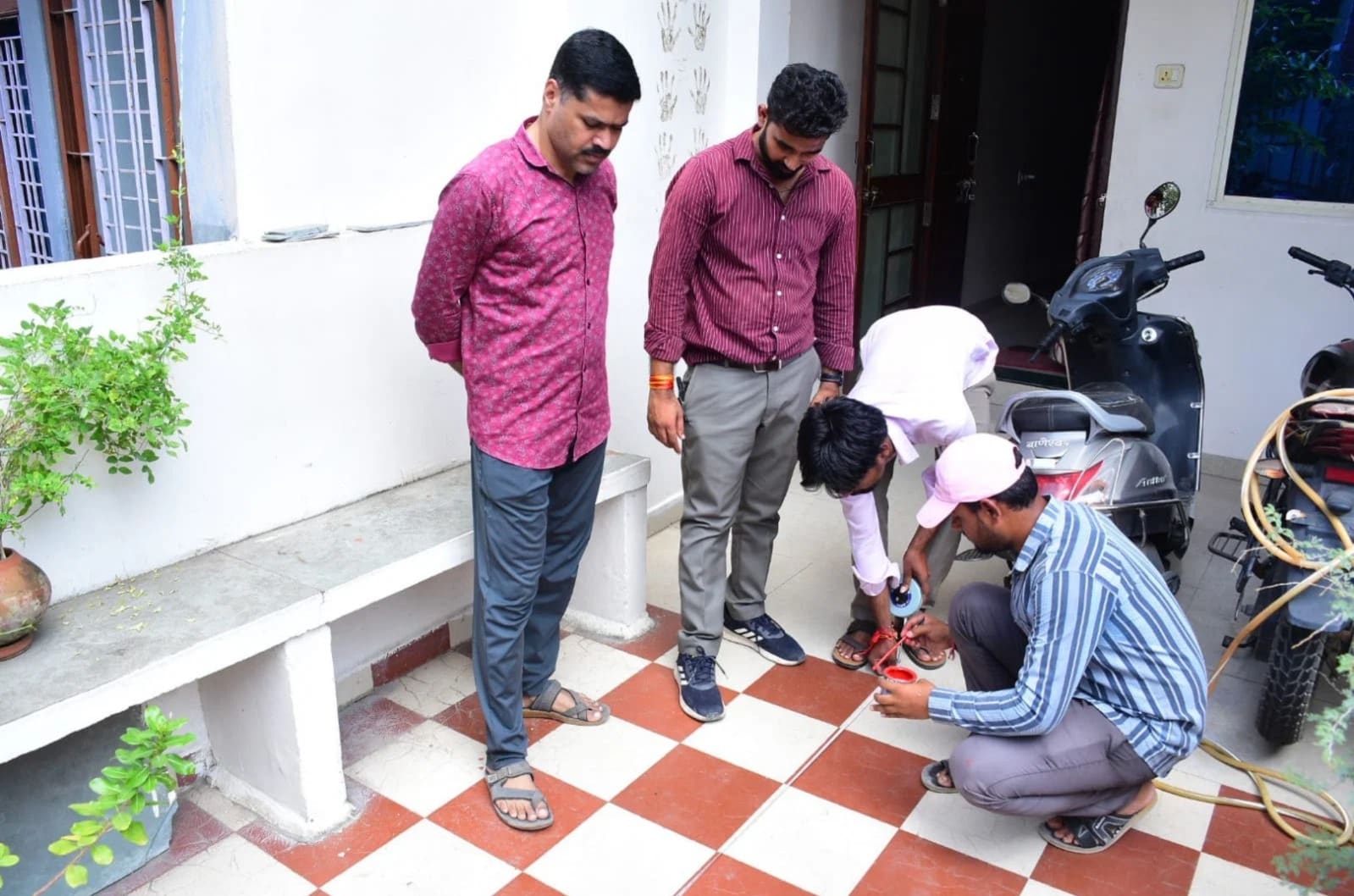 CM Mohan Yadav Ancestral House: उज्जैन में CM मोहन यादव के घर पर निशान लगाते नगर निगम के कर्मचारी CM Mohan Yadav Ancestral House: उज्जैन में CM मोहन यादव के घर पर निशान लगाते नगर निगम के कर्मचारी