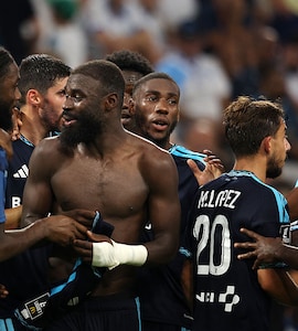 Lassine Sinayoko Stars As Unbeaten Paris FC Down Marseille