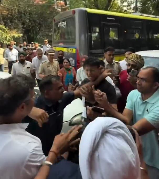 A security guard intervenes after Delhi Minister slaps AAP MLAs assistant A security guard intervenes after Delhi Minister slaps AAP MLAs assistant