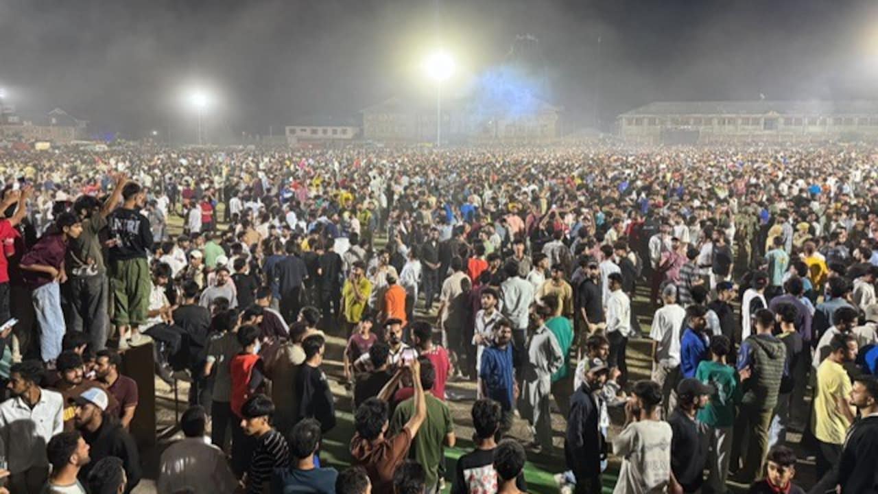 पुलवामा लीग का फाइनल देखने भारी संख्या में दर्शक आए थे. पुलवामा लीग का फाइनल देखने भारी संख्या में दर्शक आए थे.