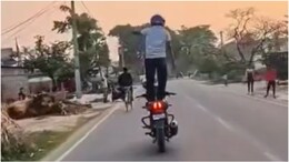 हरिद्वार पुलिस ने शेयर किया पल्सर बाइक पर स्टंट करते युवक का वीडियो, लोग बोले- 'ये इच्छा नहीं मजबूरी है'