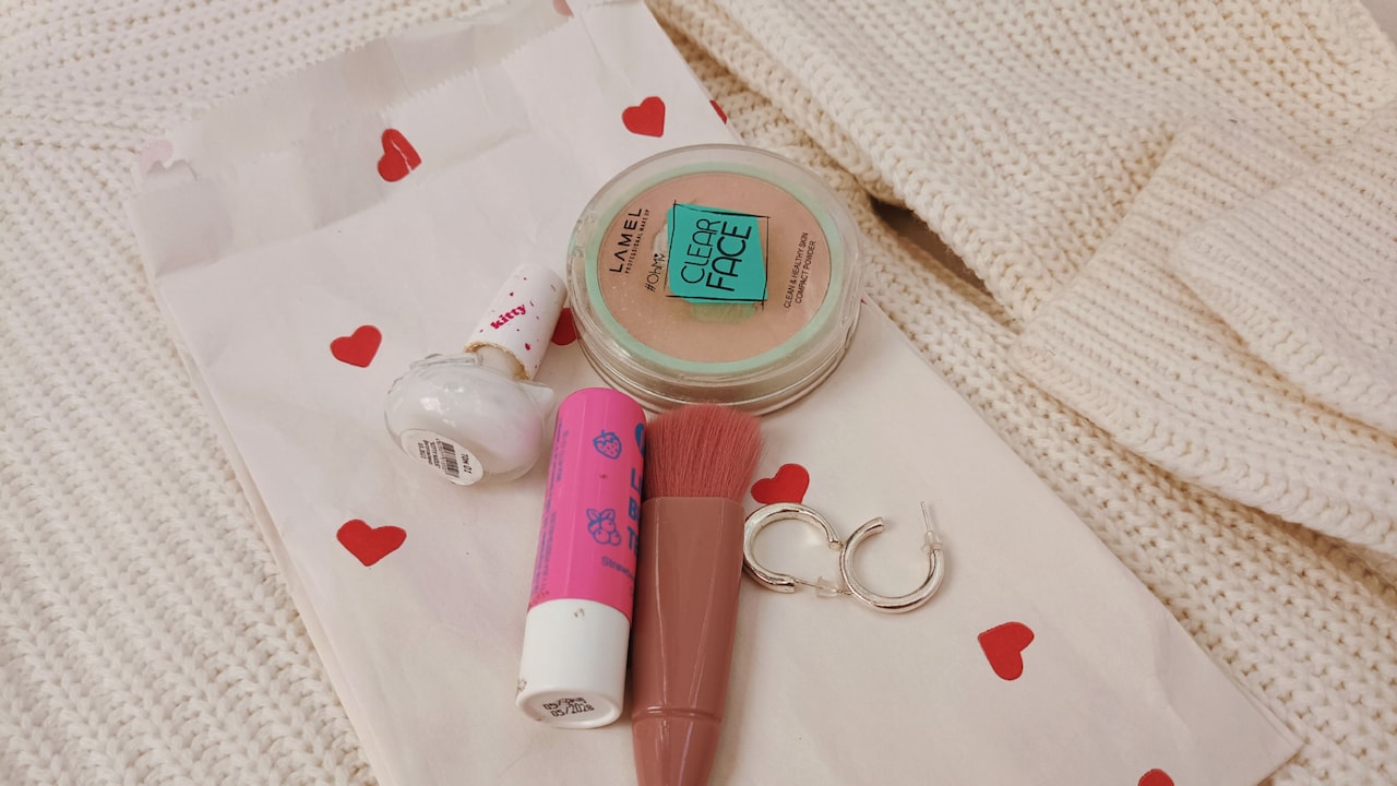 Turn doomscrolling into something more rewarding by learning about the beauty analog bag trend Turn doomscrolling into something more rewarding by learning about the beauty analog bag trend