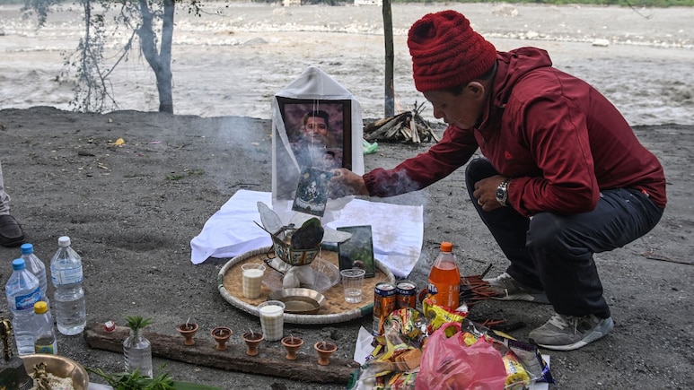 नेपाल बाढ़ पीड़ितों के दर्द का मजाक कौन उड़ा रहा? सोशल मीडिया ट्रोल्स पर शिकंजा, PM बालेन ने बनाई साइबर टीम
