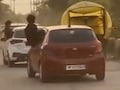 जीरो डिग्री बना स्टंटबाजों का अड्डा! चलती कार की खिड़की से बाहर लटके युवक, VIDEO वायरल होते ही पुलिस अलर्ट